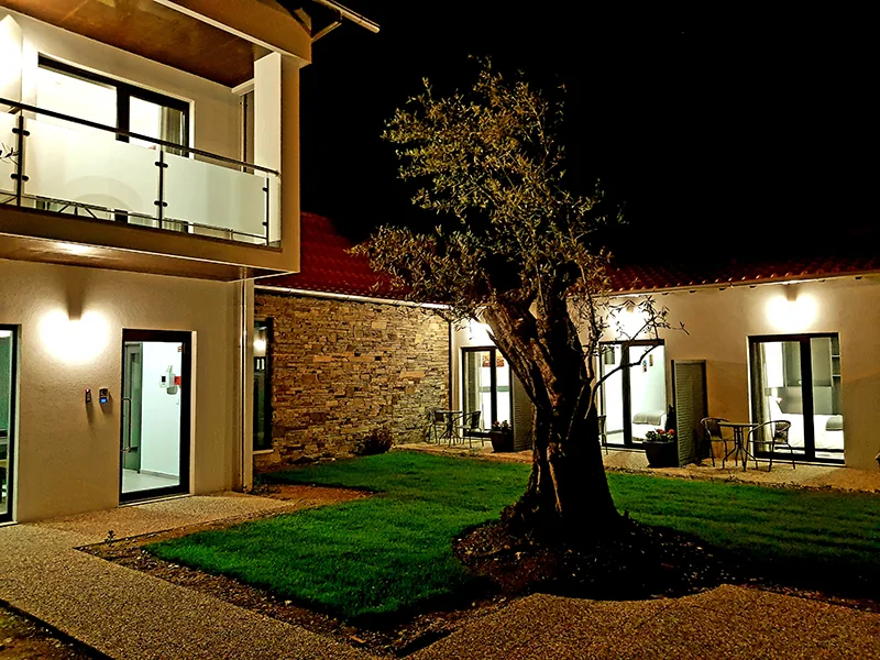 Jardim do hotel iluminado à noite
