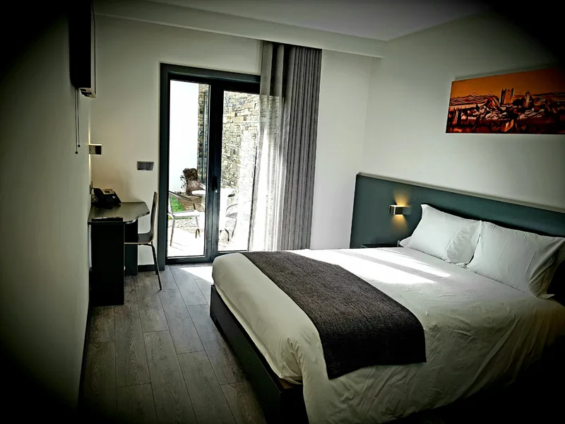 Quarto com porta para o exterior